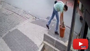 Esnafa hırsız şoku: Yoldan geçerken saksıyı çaldı