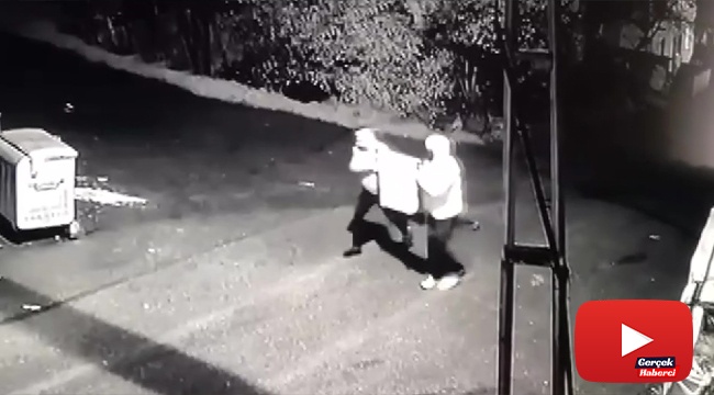 Evden çaldıkları televizyonu battaniyeyle örtüp götürdüler