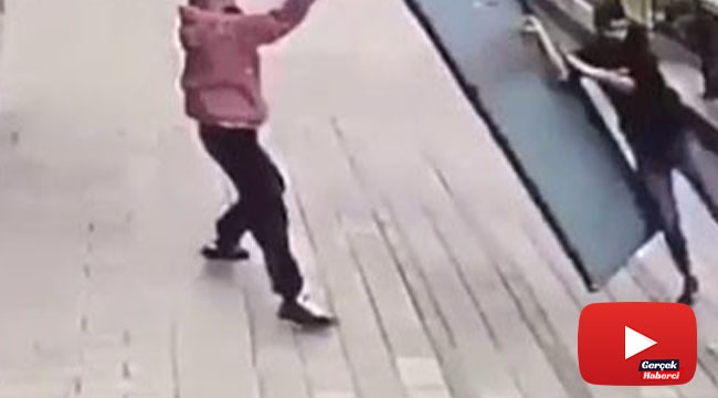Fırtınada yardıma gitti, tabela ile birlikte uçtu