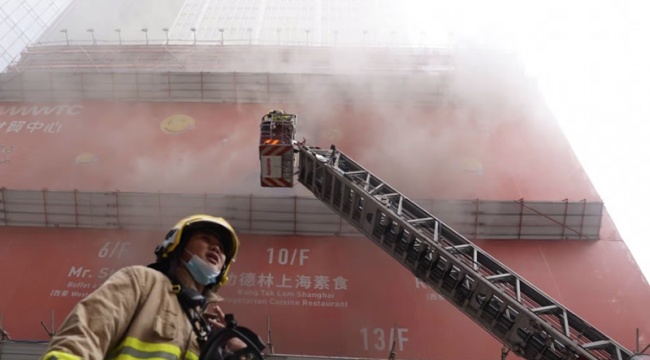 Hong Kong'da Dünya Ticaret Merkezi'nde yangın: 300 kişi mahsur kaldı!