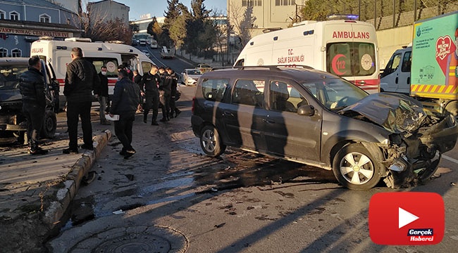 İki araç çarpıştı, yaya arada kalmaktan saniyelerle kurtuldu
