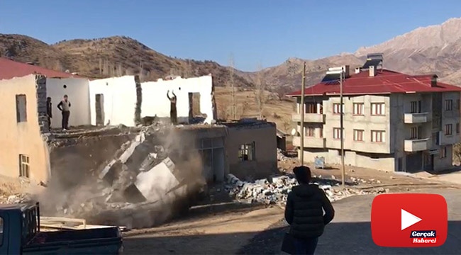 İlkel yöntemlerle tehlikeli ev yıkımı