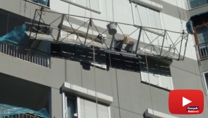 İskelede inşaat işçilerinin ölüm kalım mücadelesi kamerada
