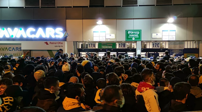 Kadıköy’de izdiham: Fenerbahçe taraftarı stada girmek için uzun süre bekleyince tepki gösterdi