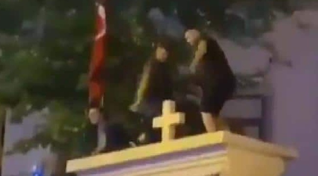 Kadıköy'de kilise duvarının üstünde dans eden üç kişiye bir yıl hapis istemi