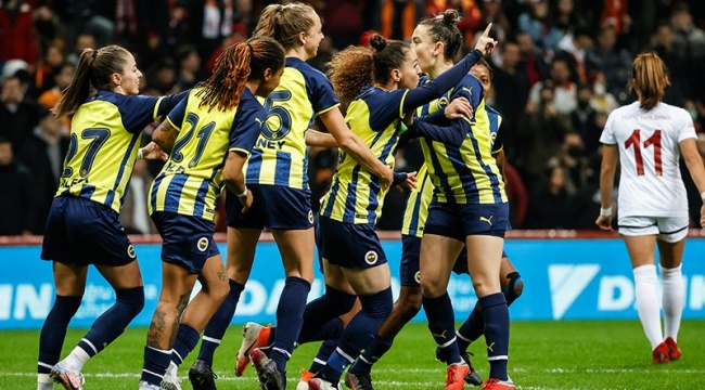 Kadın futbolundaki ilk derbi heyecanında Fenerbahçe, Galatasaray'ı 7-0 mağlup etti