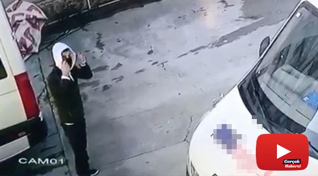 Kapşonlu ve maskeli hırsız arabanın içerisinden telefon çaldı