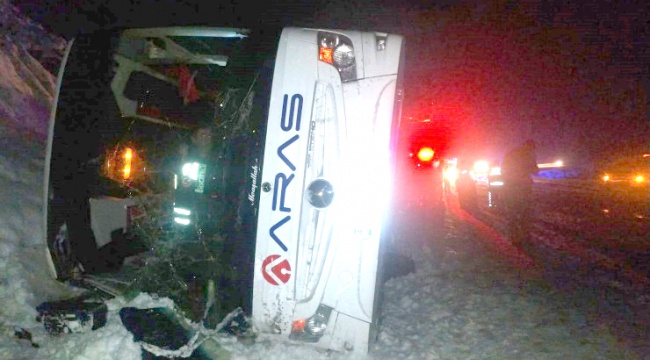 Kars-Erzurum kara yolunda otobüs devrildi: 3 ölü, 10 yaralı