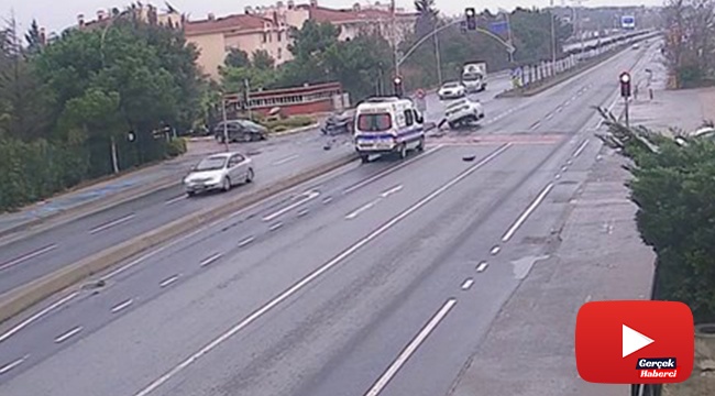 Kırmızı ışıkta son sürat geçtiği iddia edilen sürücü, içerisinde beyin ve sinir cerrahı doktor ve ailesinin bulunduğu otomobile çarptı