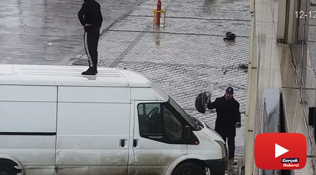 Köpeklerin saldırısından arabanın üstüne çıkarak kaçtı