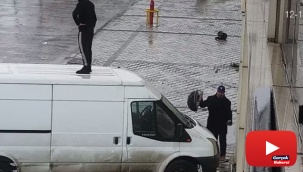 Köpeklerin saldırısından arabanın üstüne çıkarak kaçtı