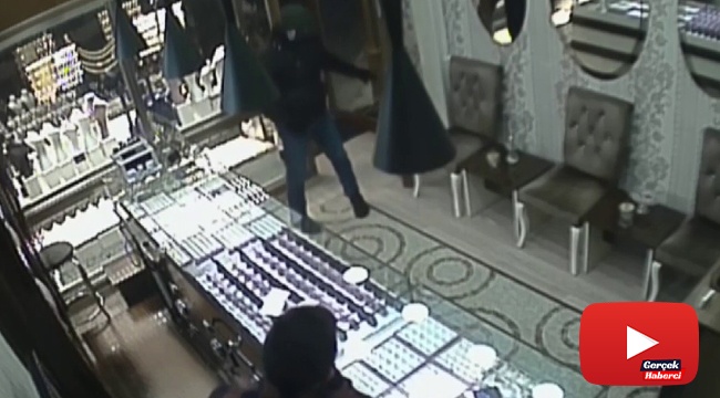 Kuyumcunun soyguncu tarafından vurulma anı güvenlik kamerasına yansıdı