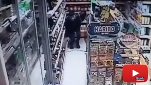 Markete giren hırsız, iş yeri sahibi tarafından sopayla kovalandı