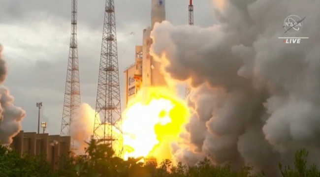 NASA, dünyanın en büyük ve en gelişmiş uzay teleskobu James Webb'i uzaya fırlattı