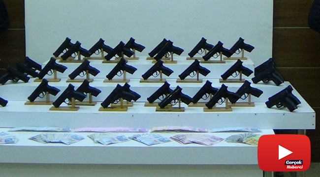 Otomobillerin bagajından 80 silah ile balya halinde para ele geçirildi