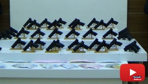 Otomobillerin bagajından 80 silah ile balya halinde para ele geçirildi