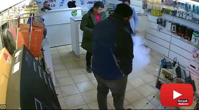 Şişen cep telefonu bataryası elinde patladı, o anlar kameraya yansıdı