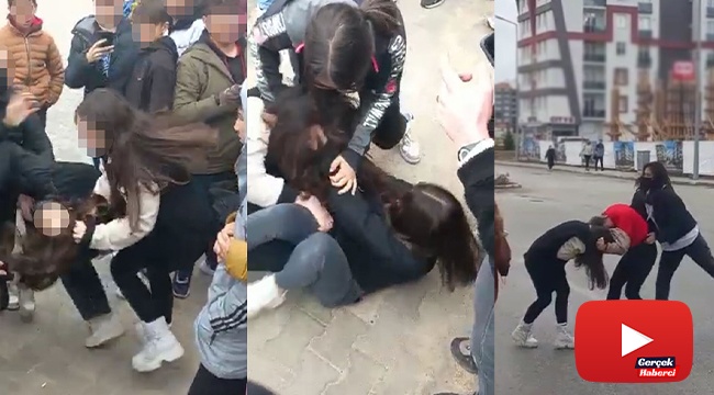 Sokak ortasında kavga eden arkadaşlarını ayırmak yerine gülerek izlediler