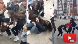 Sokak ortasında kavga eden arkadaşlarını ayırmak yerine gülerek izlediler