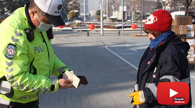 Temizlik işçisi bulduğu para dolu cüzdanı polise teslim etti