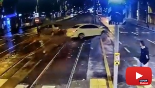 Tramvay yolunda akıl almaz kaza kamerada: Saniyelerle ölümden döndü