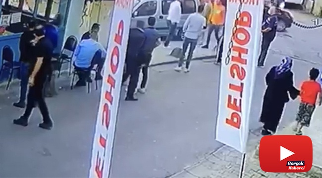 Akıl almaz olay kamerada: Korkutmak için yere açtığı ateşle adamı vurdu