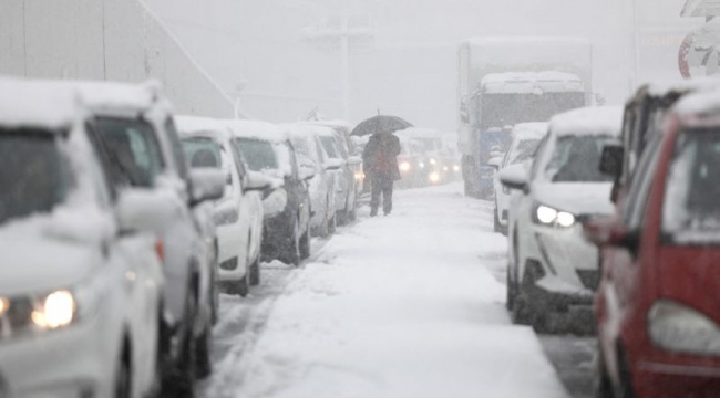 Atina'da kar nedeniyle yolda mahsur kalanlara 2 bin euro ödeme