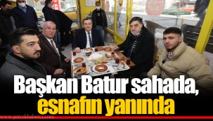 Başkan Batur sahada, esnafın yanında
