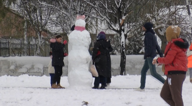 Belediye başkanından karla mücadelede görev alan ekiplere: Kardan adamları sakın bozmayın