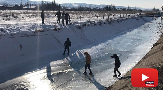 Buz tutan sulama kanalında çocukların tehlikeli oyunu