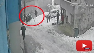 Buzlanan yolda kayan araç ev ile yol arasındaki boşluğa düştü