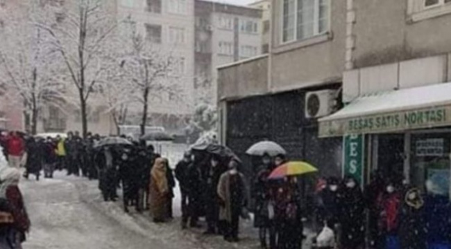 CHP’li Özkan paylaştı: Bursa’da kar altında ucuz ekmek kuyruğu