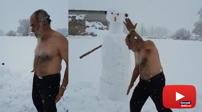 Dondurucu soğukta soyundu, kardan adamla güreş tuttu
