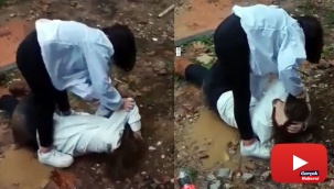 Genç kız saçından tutarak yere yatırdığı arkadaşını acımasızca dövdü