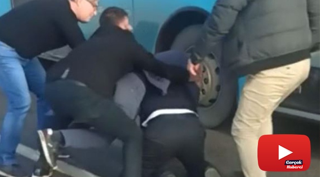 Halk otobüsü şoförünü yola yatırıp tekme ve yumruklarla dövdüler