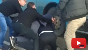 Halk otobüsü şoförünü yola yatırıp tekme ve yumruklarla dövdüler