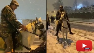 Karda ilginç görüntü: Yollar kapanınca atla gezmeye çıktı