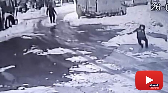 Karda kayıp düşen vatandaşlar kamerada