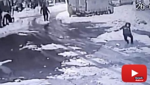 Karda kayıp düşen vatandaşlar kamerada