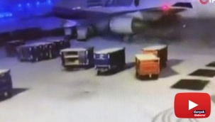 Kargo uçağı kayarak bagaj arabalarına çarptı