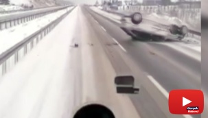 Karlı yolda takla atan otomobil kameraya yansıdı