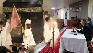 Kaymakam konferansı mescitte verdi, çocuklar tavaf ettirildi