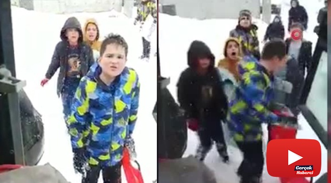 Kızakla kayan çocuklardan yolu temizlemeye gelen iş makinesi operatöründen iç ısıtan talep
