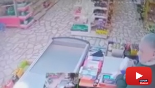 Kredi kartını uzattı, market sahibinin telefonunu çalarak kaçtı