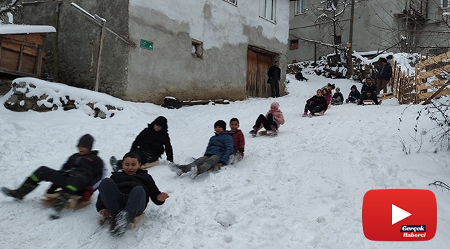 Muhtardan köydeki bütün çocuklara kızak hizmeti