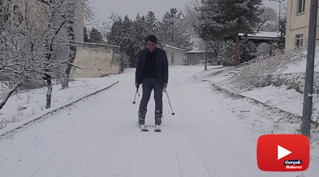 Okul yolunu kayak pistine çeviren öğretmen, kayarak okula gidiyor