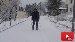 Okul yolunu kayak pistine çeviren öğretmen, kayarak okula gidiyor