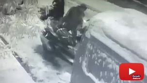 Önce motorun üzerindeki karı temizlediler sonra çalıp kaçtılar