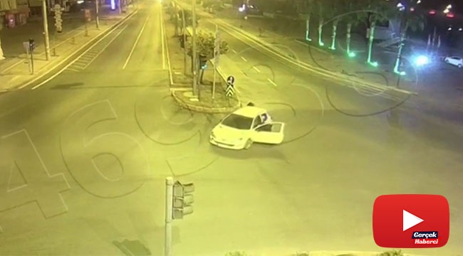 Otomobili iterek götüren şahıslar, rahat tavırlarıyla pes dedirtti