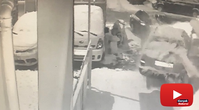 Otomobilin çarptığı araç kıraathanenin bahçesine daldı: Kaza anı kamerada